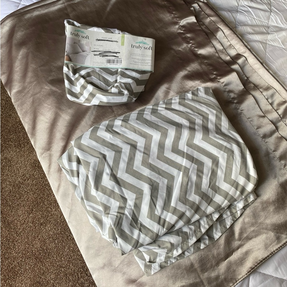 Truly Soft full size chevron flat sheet